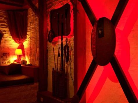 donjon BDSM ambiance rouge et noir