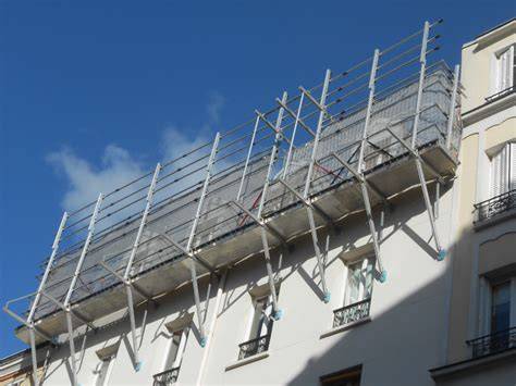 Échafaudages suspendus sur le R+1 (illustration conceptuelle)
