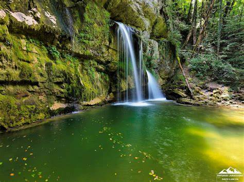 balises et paysages jurassiens le long du Doubs