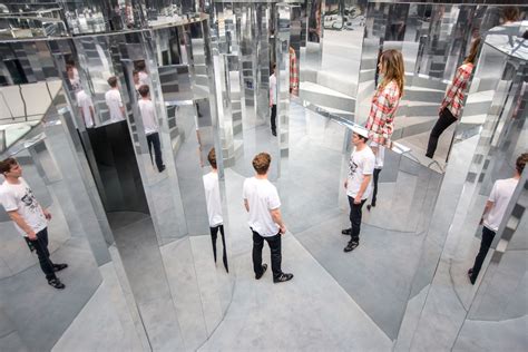 illustration labyrinthe de miroirs et glaces